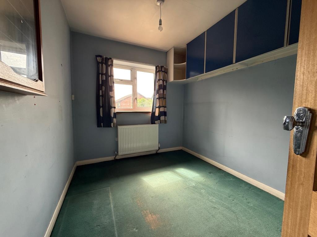 Lot: 100 - DETACHED HOUSE FOR IMPROVEMENT - Reception room once used as a study